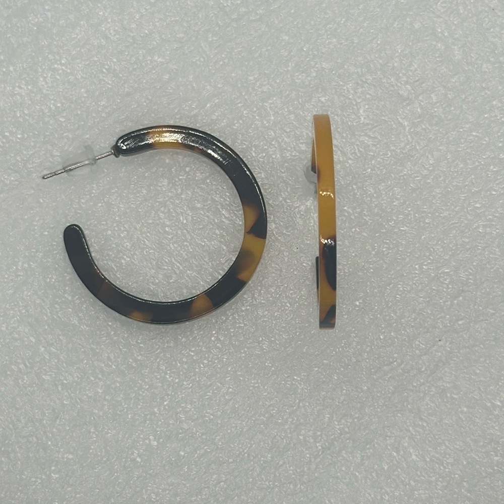 Chic Mismatch Tortoise Shell Hoop Earrings - 1.2" - Brand New - Unique Style - Picture 2 of 16